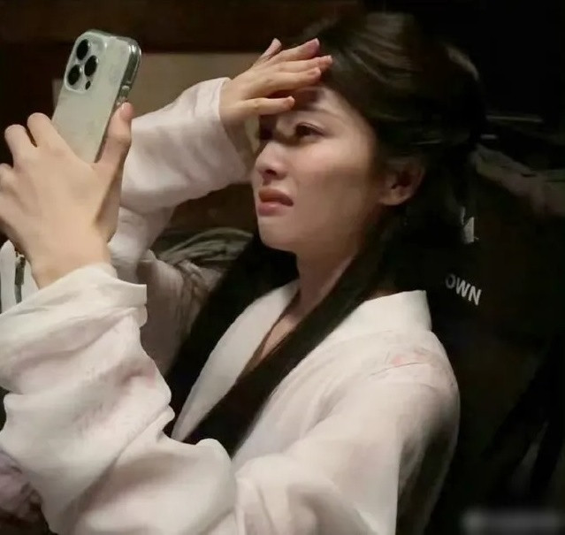 Bạch Lộc bật khóc khi nghe tin vui.