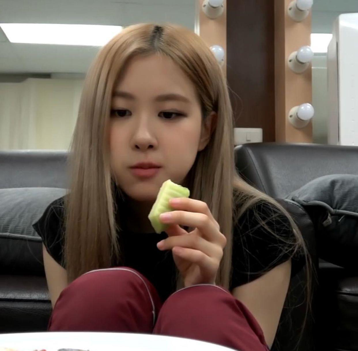 Rosé rất thích ăn rau củ quả