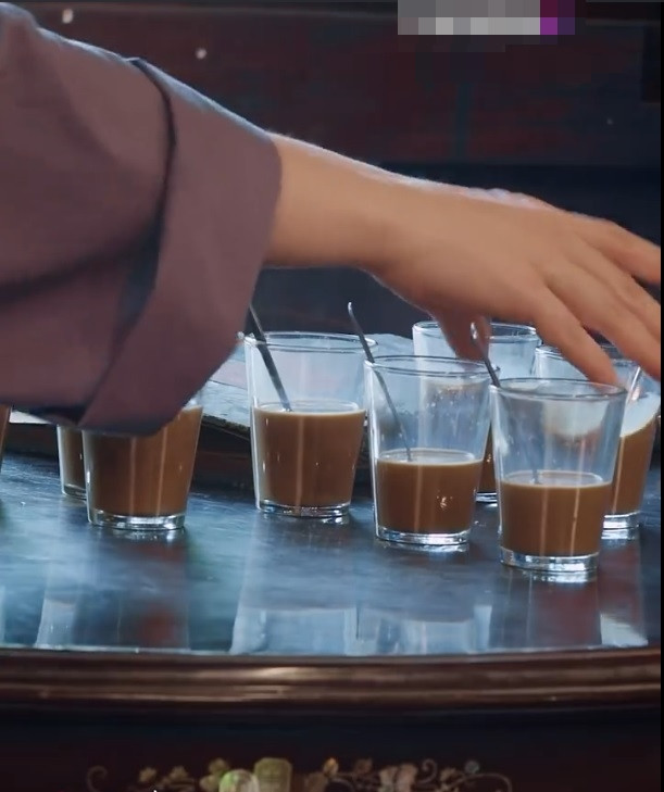 Phim có những đoạn chỉ nói về pha cà phê khiến khán giả tưởng đâu đang coi TVC quảng cáo. Phim có những đoạn chỉ nói về pha cà phê khiến khán giả tưởng đâu đang coi TVC quảng cáo.