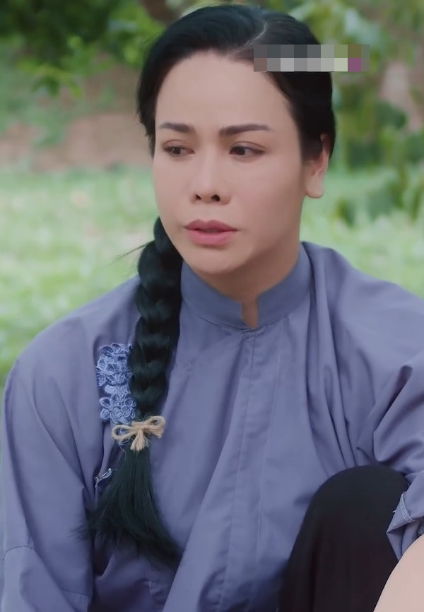 Dưới Bóng Con Hầu dù thu hút khán giả nhưng cũng tạo ra nhiều tranh cãi. Dưới Bóng Con Hầu dù thu hút khán giả nhưng cũng tạo ra nhiều tranh cãi.