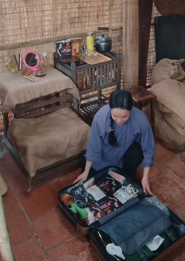 Nữ chính quay về quá khứ với hành lý đầy cà phê đóng gói. Nữ chính quay về quá khứ với hành lý đầy cà phê đóng gói.