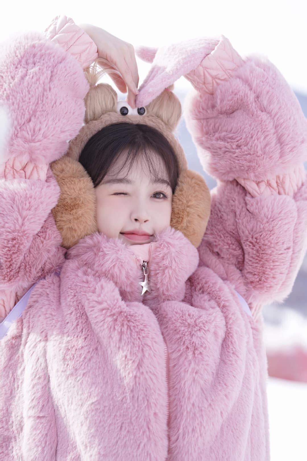 Ngu Thư Hân ghi điểm với style xinh yêu trong phim mới... Ngu Thư Hân ghi điểm với style xinh yêu trong phim mới...