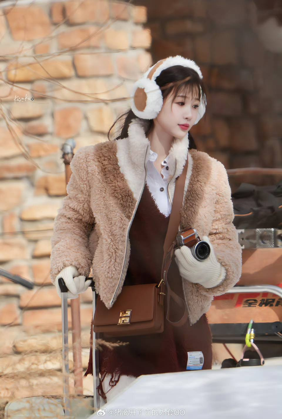 Ngu Thư Hân ghi điểm với style xinh yêu trong phim mới... Ngu Thư Hân ghi điểm với style xinh yêu trong phim mới...