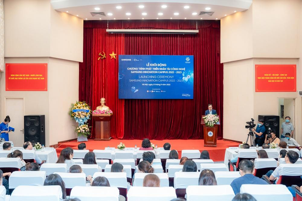 Phát biểu trong lễ khởi động SIC, Ông Choi Joo Ho - TGĐ Samsung Việt Nam khẳng định vai trò của Samsung trong việc hỗ trợ thế hệ trẻ lĩnh hội kiến thức công nghệ để làm chủ tương lai. Phát biểu trong lễ khởi động SIC, Ông Choi Joo Ho - TGĐ Samsung Việt Nam khẳng định vai trò của Samsung trong việc hỗ trợ thế hệ trẻ lĩnh hội kiến thức công nghệ để làm chủ tương lai.