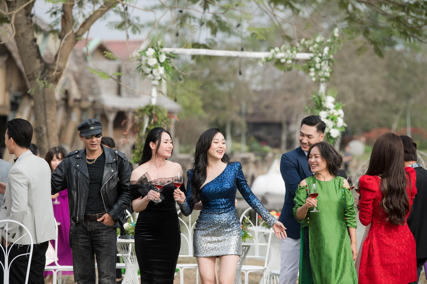 Phương Oanh và các diễn viên phim Hương Vị Tình Thân. Phương Oanh và các diễn viên phim Hương Vị Tình Thân.