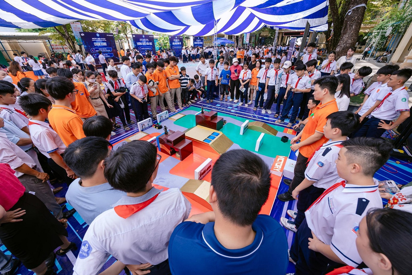 Học sinh sẵn sàng trải nghiệm tại khu vực sân đấu các cuộc thi công nghệ Học sinh sẵn sàng trải nghiệm tại khu vực sân đấu các cuộc thi công nghệ