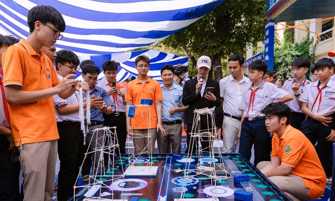 Sản phẩm mô hình nhà chống động đất của các đội thi trong cuộc thi AI Builders’ Showdown