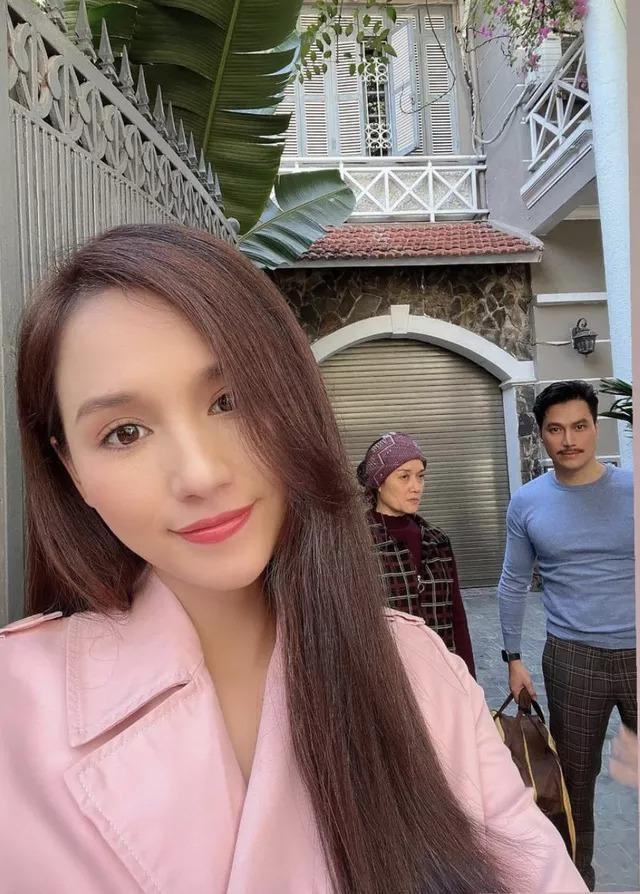 Lã Thanh Huyền cùng các diễn viên phim Về Chung Một Nhà