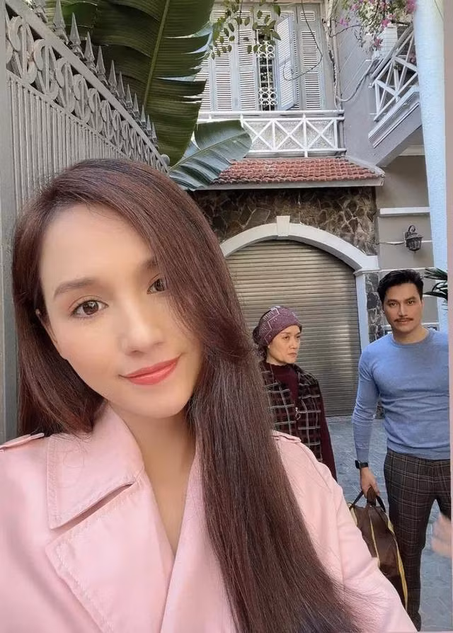 Lã Thanh Huyền cùng các diễn viên phim Về Chung Một Nhà