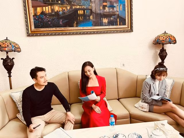 Gia đình ba người của Lã Thanh Huyền trong phim mới