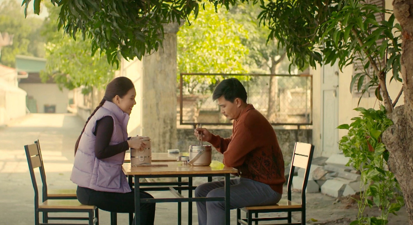 Cô nàng tìm cách tiếp cận Công. Cô nàng tìm cách tiếp cận Công.