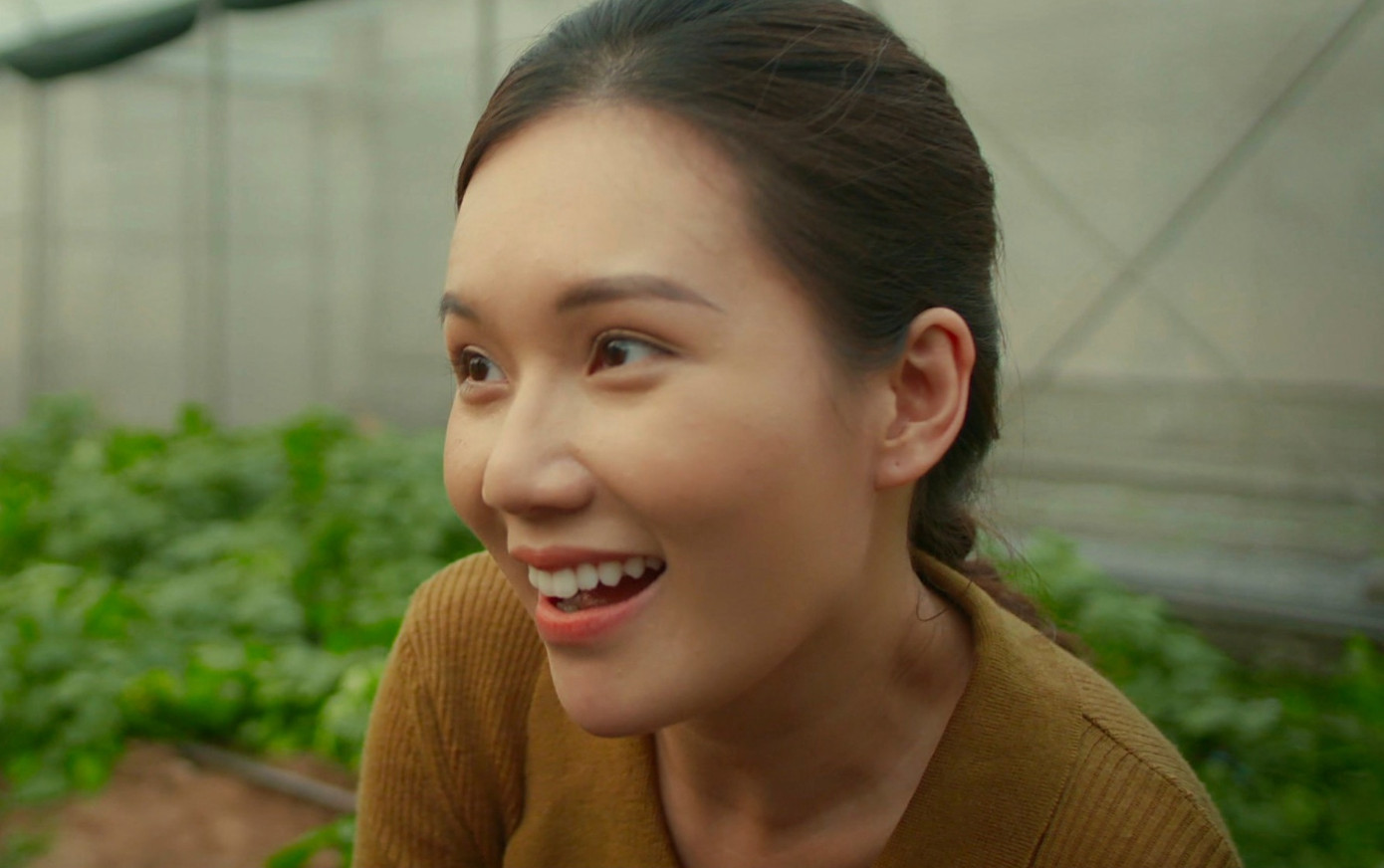 Mai bị xem là "trà xanh" xen vào gia đình Công và Phương. Mai bị xem là "trà xanh" xen vào gia đình Công và Phương.