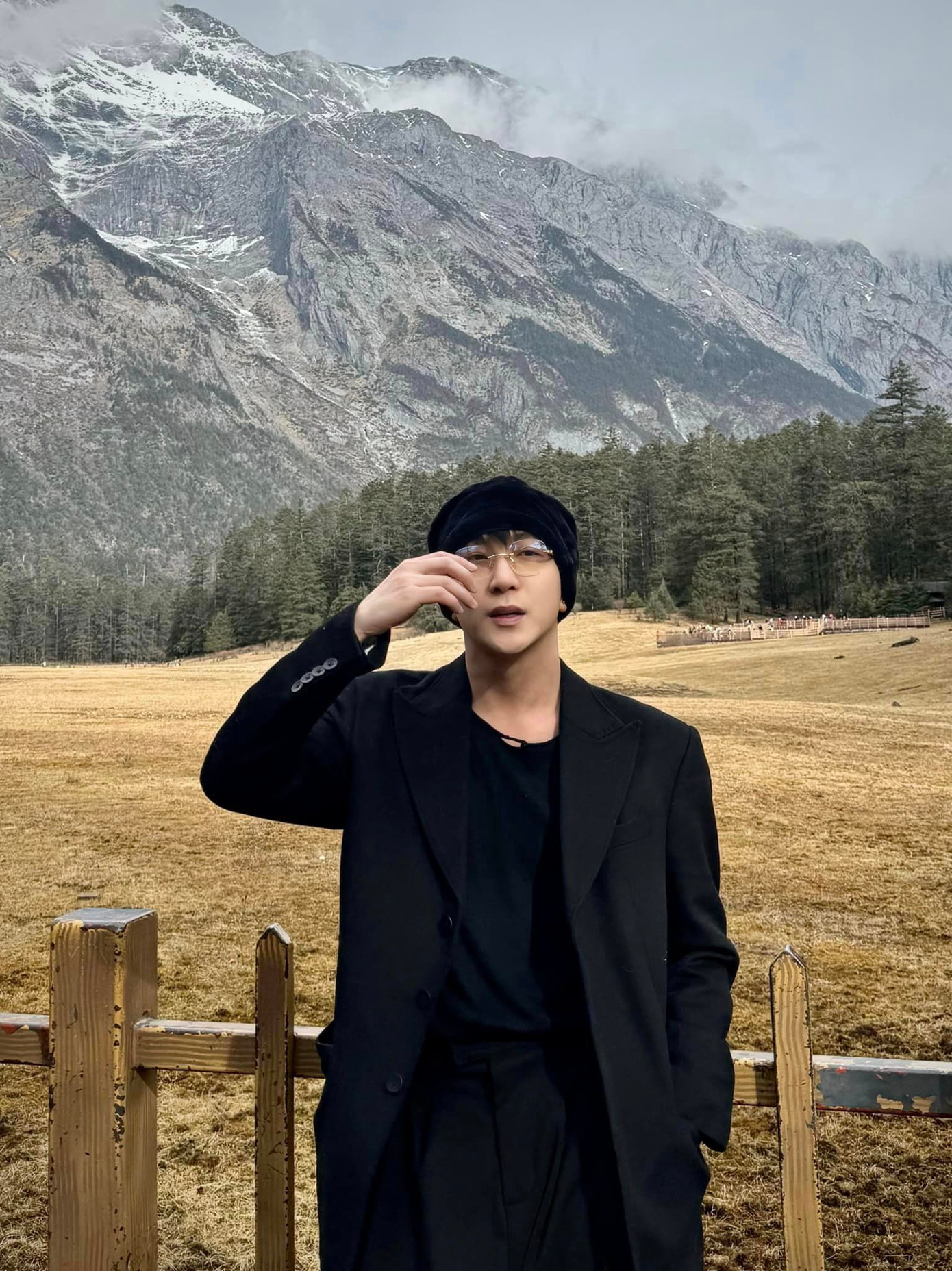 Hai người check-in ở cùng một địa điểm. Hai người check-in ở cùng một địa điểm.