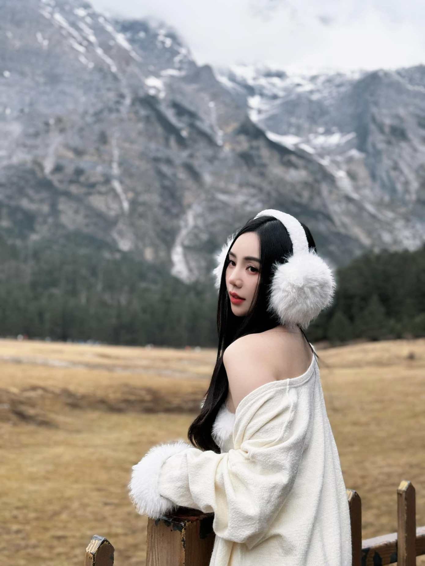 Hai người check-in ở cùng một địa điểm. Hai người check-in ở cùng một địa điểm.