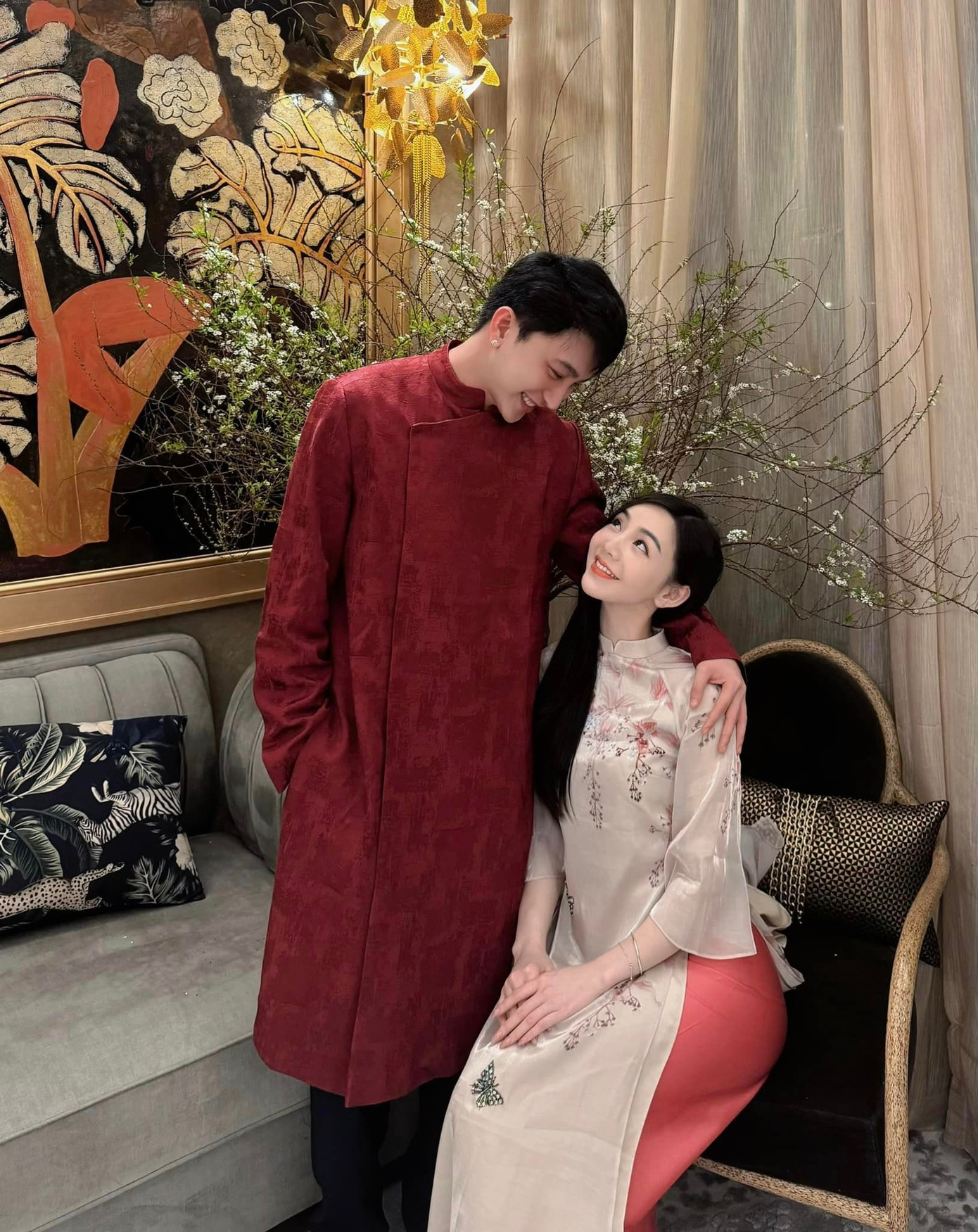 Hai người bị nghi hẹn hò bí mật vì cực thân thiết với nhau. Hai người bị nghi hẹn hò bí mật vì cực thân thiết với nhau.