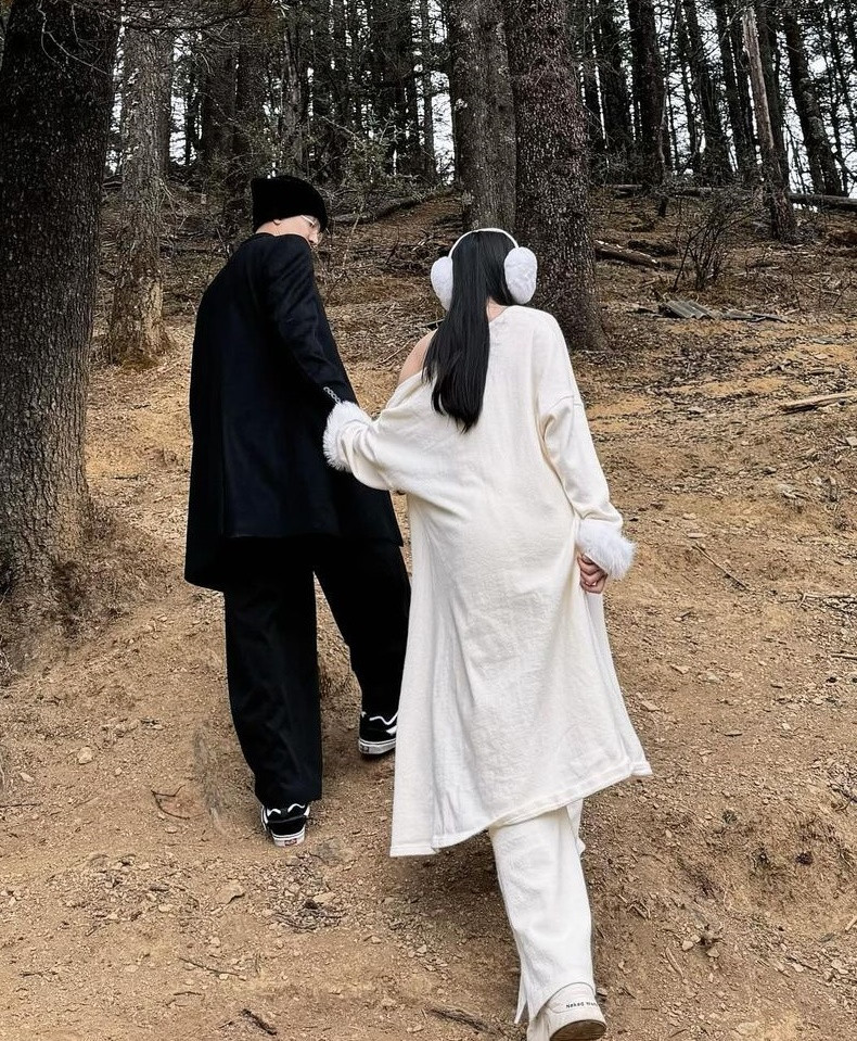 Quỳnh Kool đăng tải ảnh ngọt ngào với B Trần. Quỳnh Kool đăng tải ảnh ngọt ngào với B Trần.