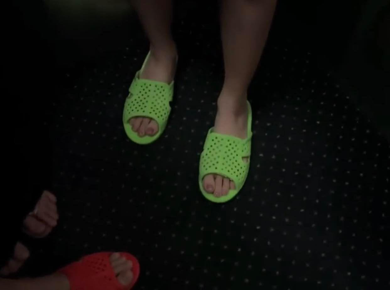 Thùy Tiên từng đi đôi dép xanh nõn chuối này