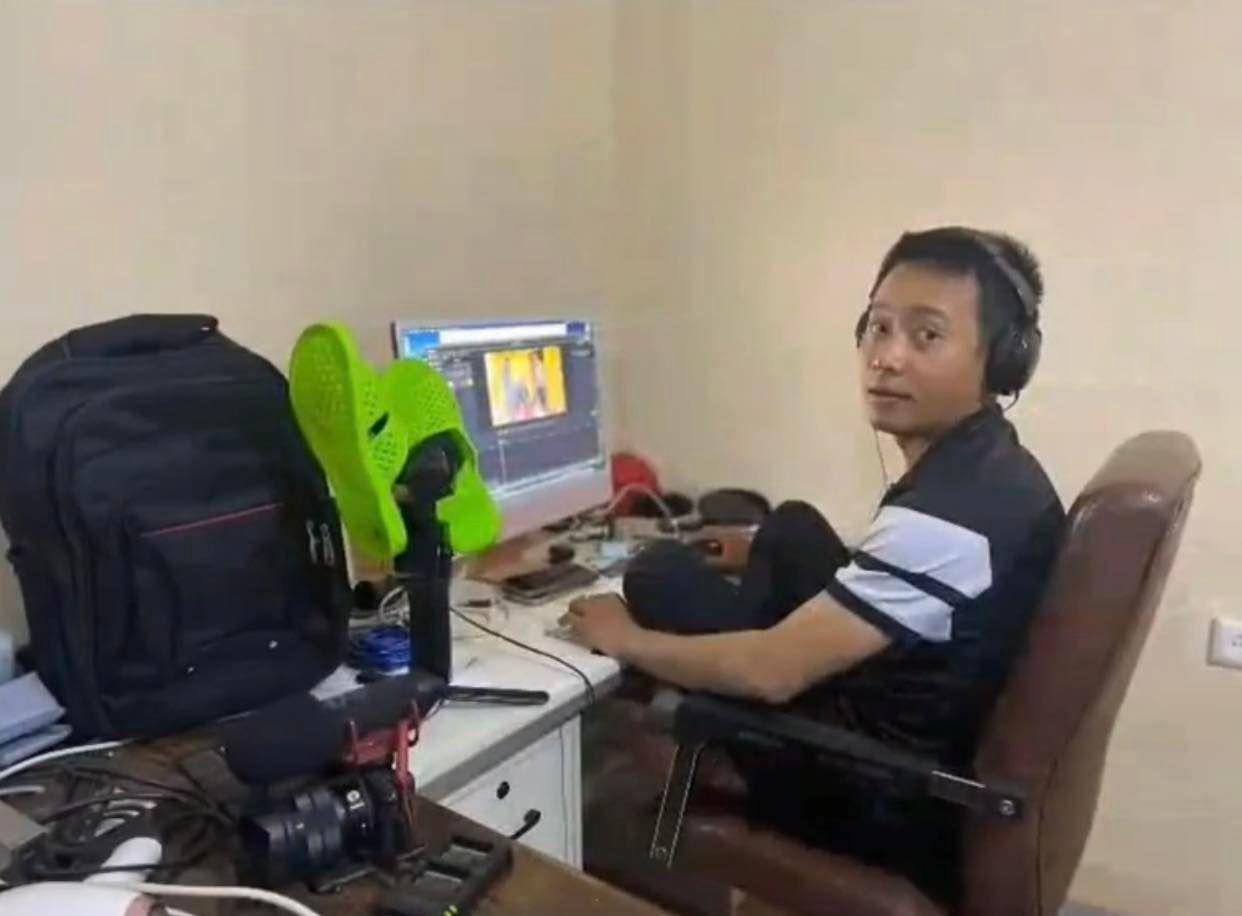 Quang Linh đã rửa sạch và hết sức nâng niu đôi dép