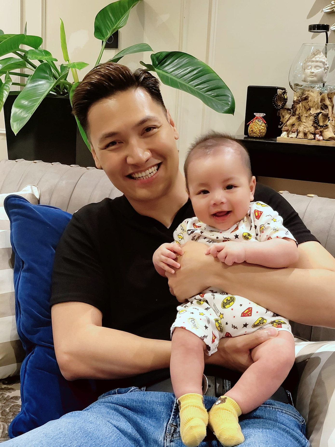 Con trai út của Mạnh Trường được khen đẹp trai như bố. Con trai út của Mạnh Trường được khen đẹp trai như bố.