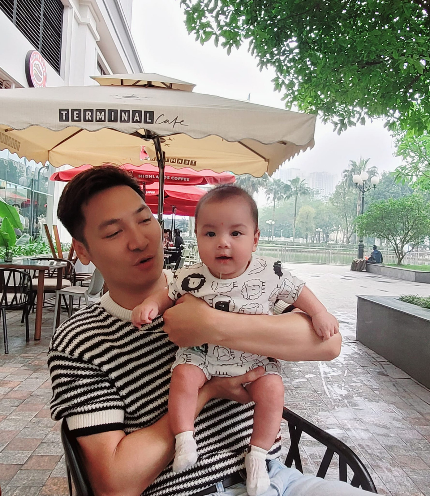 Loạt ảnh lập kỷ lục tương tác trên trang cá nhân của Mạnh Trường. Loạt ảnh lập kỷ lục tương tác trên trang cá nhân của Mạnh Trường.