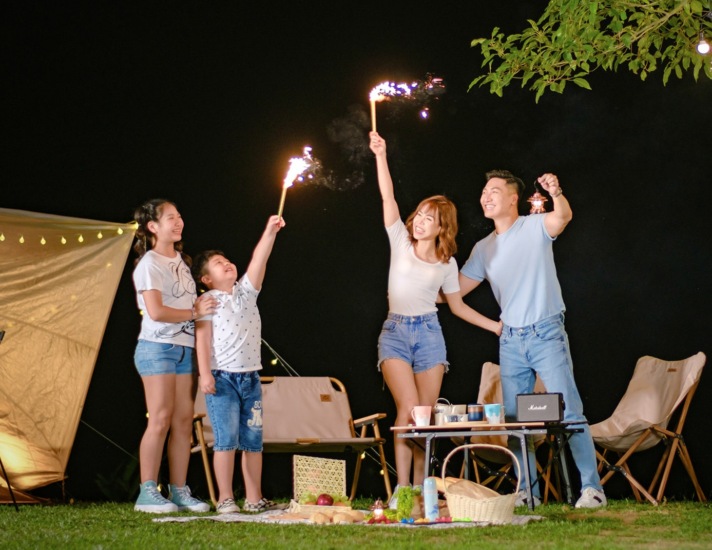 Gia đình hạnh phúc của Mạnh Trường. Gia đình hạnh phúc của Mạnh Trường.