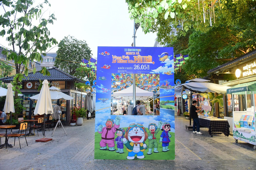 Doraemon và các bạn đang phủ xanh các phố sách ở HN và TP.HCM. Doraemon và các bạn đang phủ xanh các phố sách ở HN và TP.HCM.