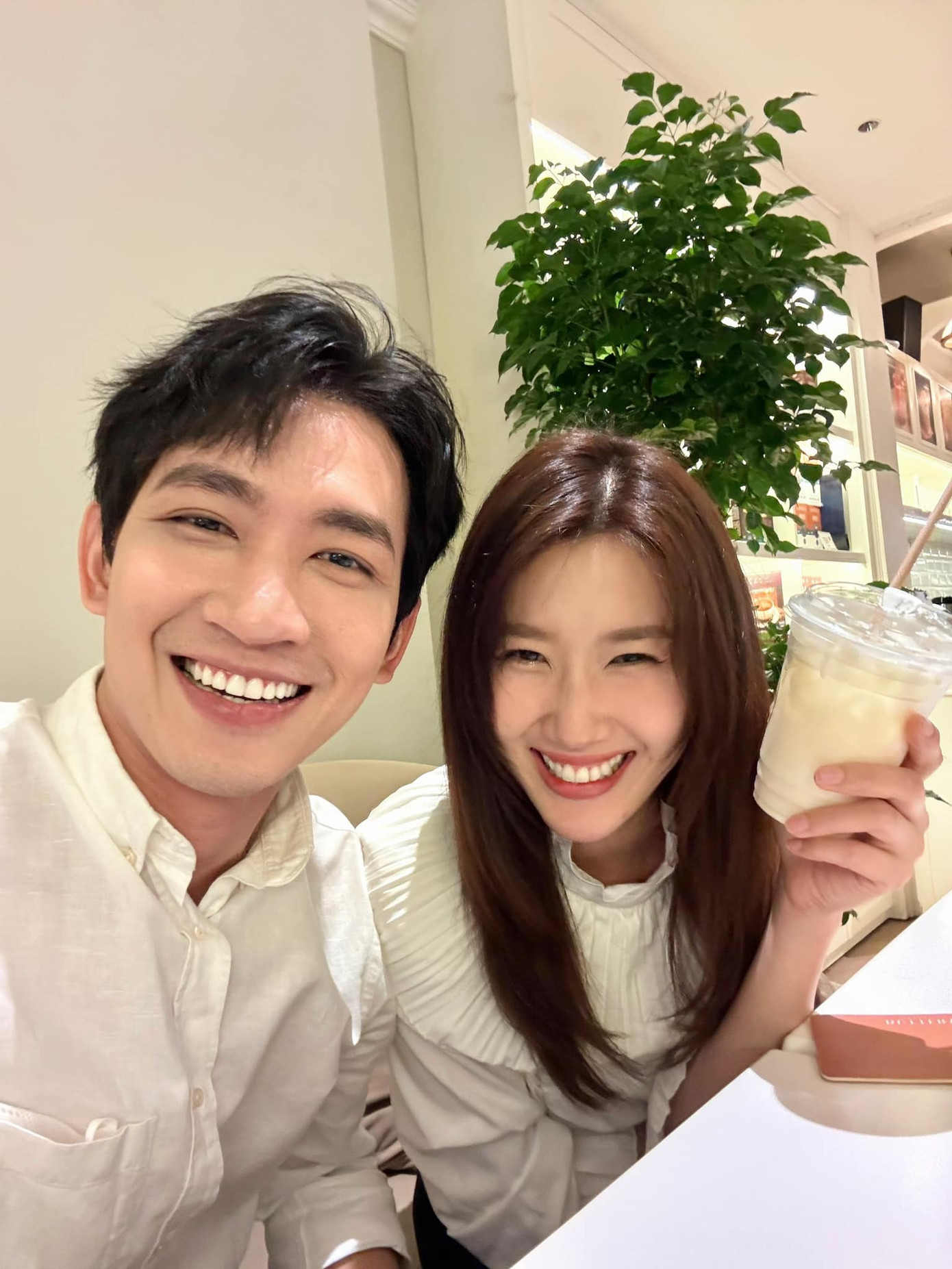 Hai người lộ manh mối hẹn hò nhưng không thừa nhận. Hai người lộ manh mối hẹn hò nhưng không thừa nhận.