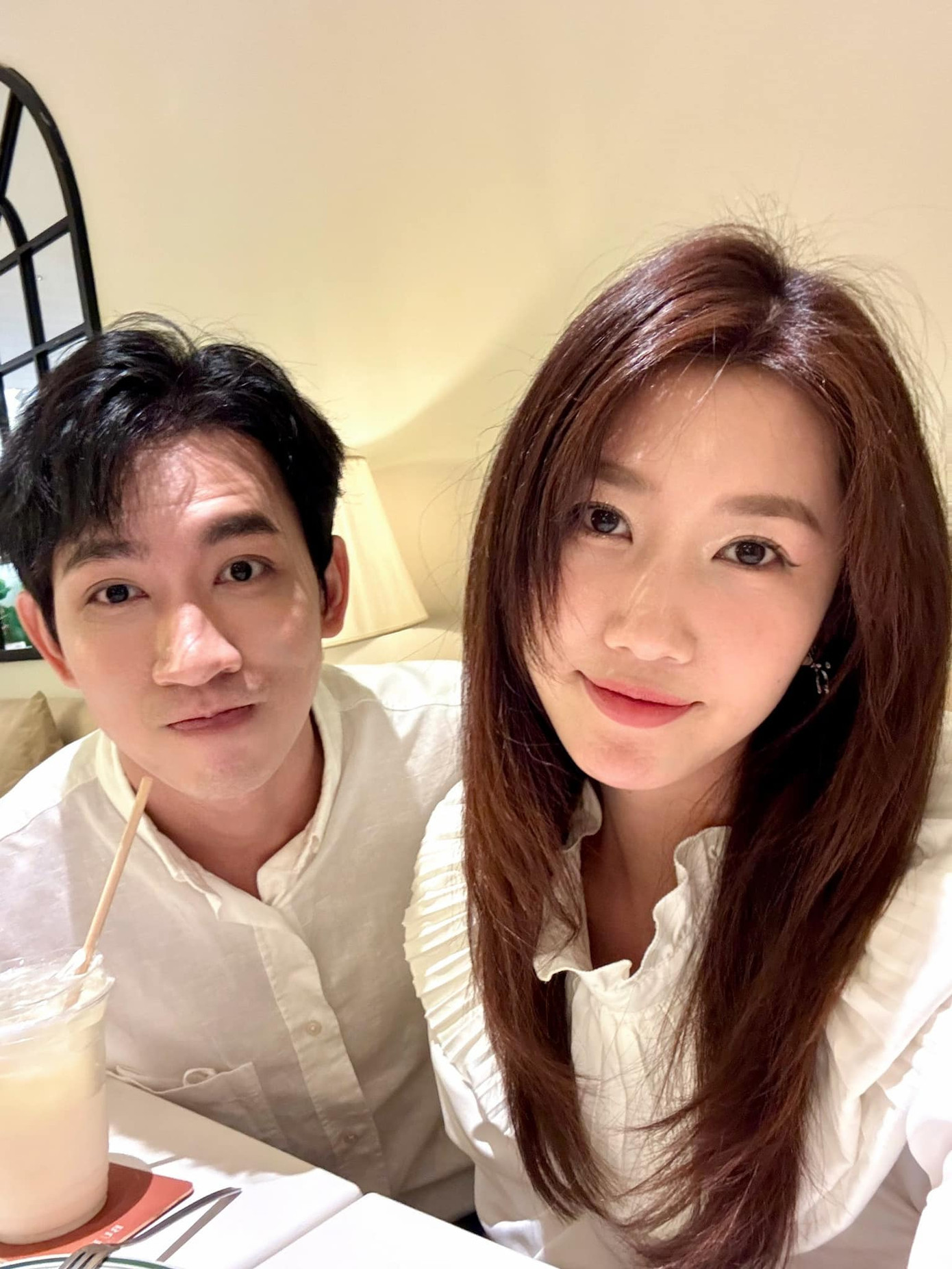 Hai người lộ manh mối hẹn hò nhưng không thừa nhận. Hai người lộ manh mối hẹn hò nhưng không thừa nhận.