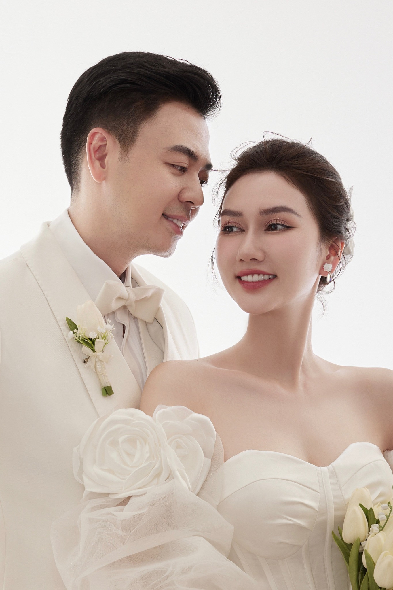 Vợ chồng Nghĩa và Quyên có gia cảnh chênh lệch. Vợ chồng Nghĩa và Quyên có gia cảnh chênh lệch.