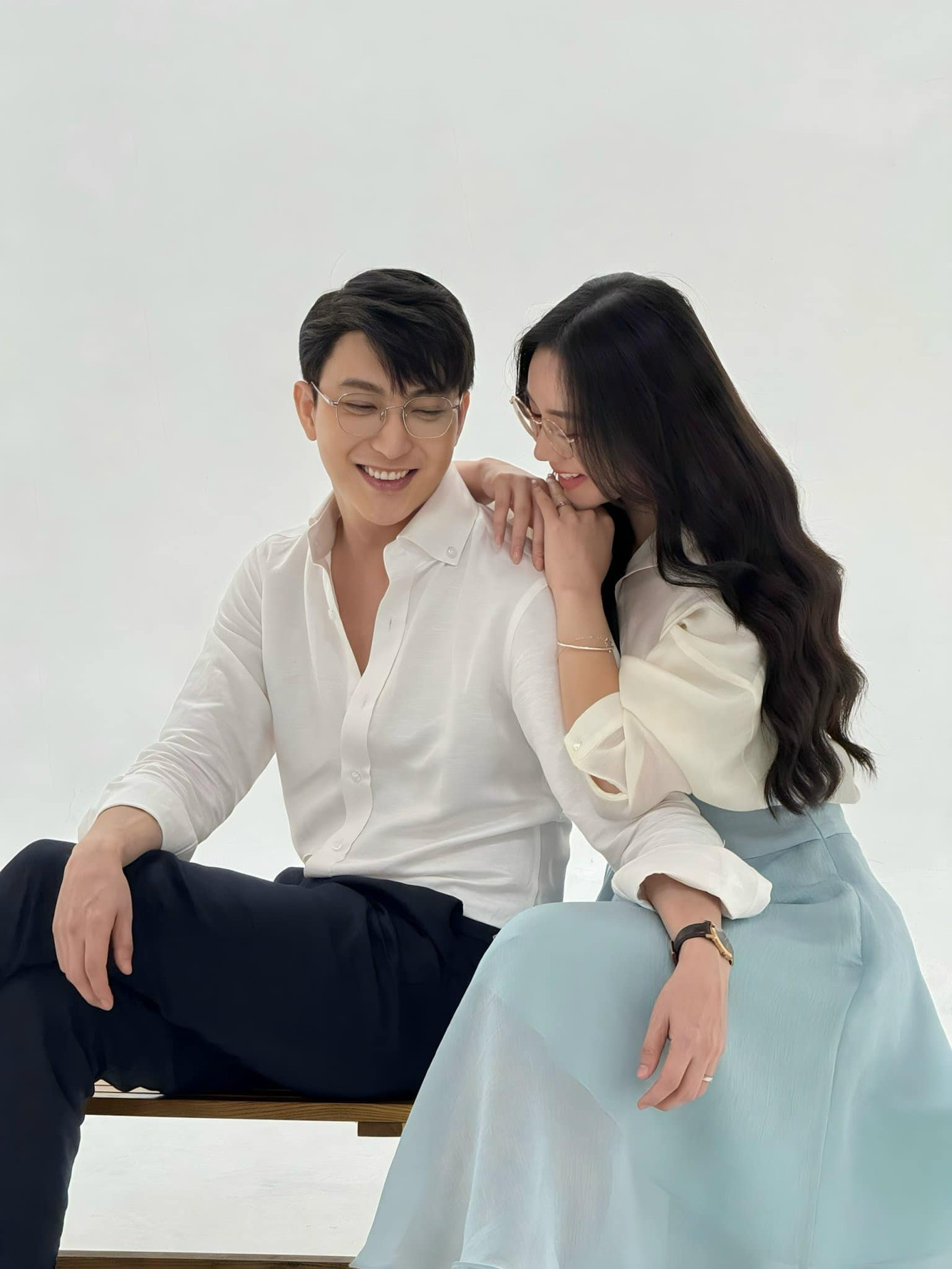 Hai người kết hôn khi trưởng thành và có một bé gái. Hai người kết hôn khi trưởng thành và có một bé gái.