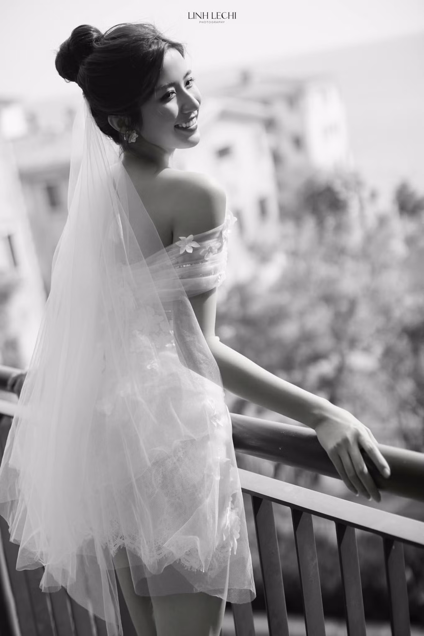Ngọc Huyền khoe ảnh mặc váy cưới.
