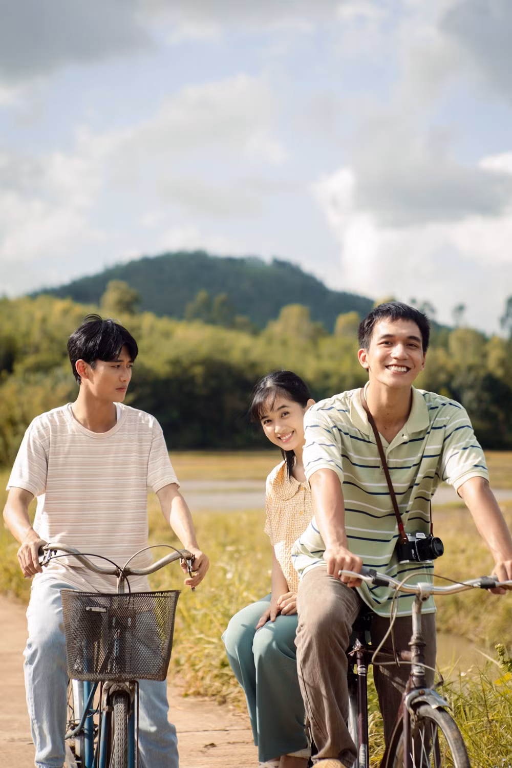 Mối quan hệ giữa ba người là một tam giác tình yêu ngọt ngào và buồn bã.