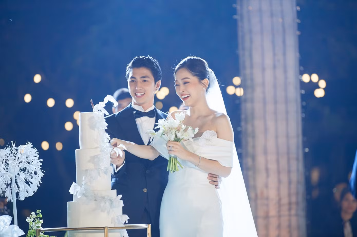 Bình An và Phương Nga cũng hẹn hò từ khi cô chưa đi thi Hoa hậu. Bình An và Phương Nga cũng hẹn hò từ khi cô chưa đi thi Hoa hậu.