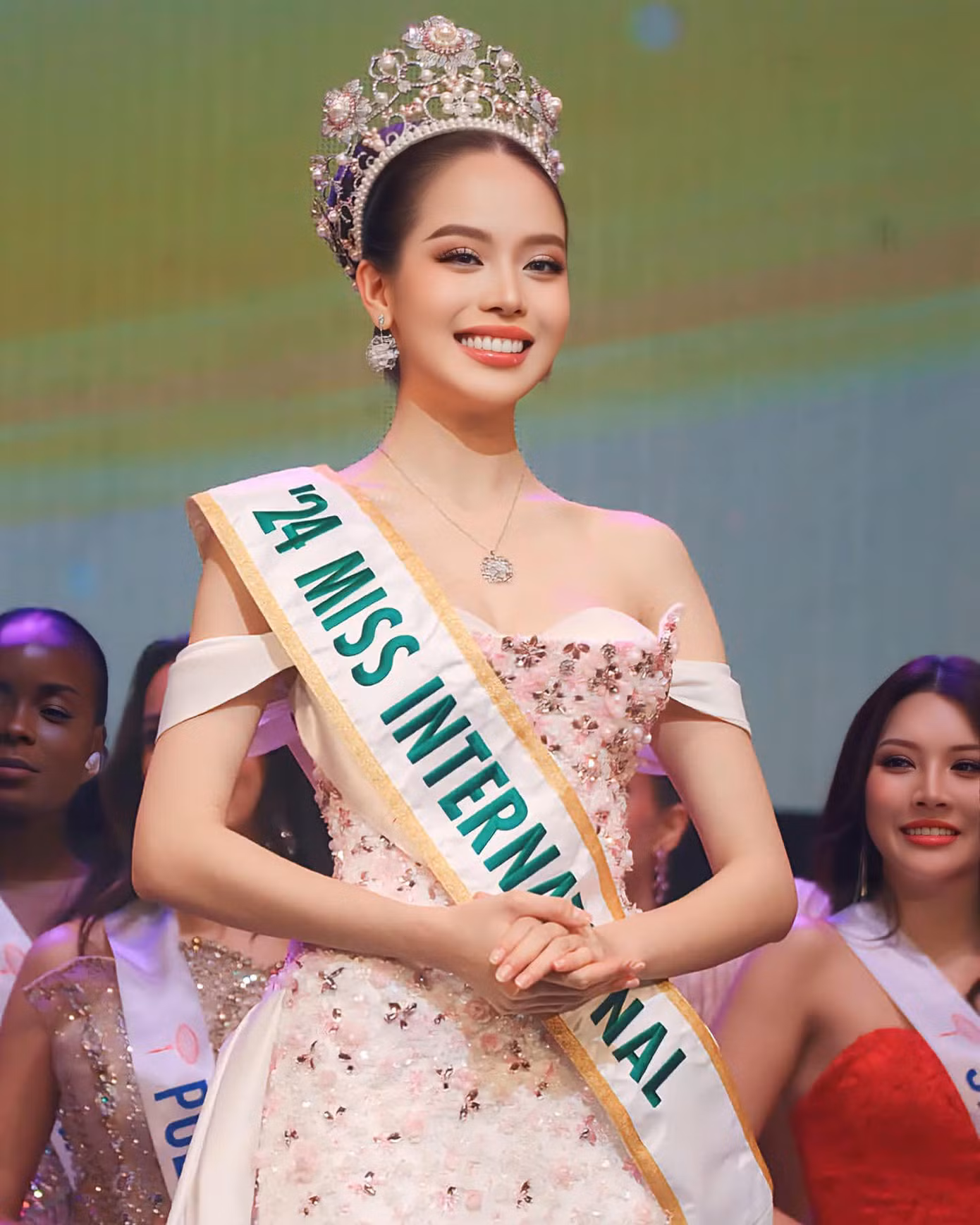 Hoa hậu Thanh Thủy đặc biệt biết ơn Á hậu Phương Nhi, Phương Anh đã chia sẻ kinh nghiệm.
