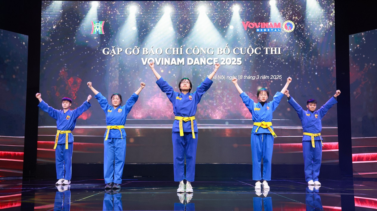 Các bạn học sinh đang trình diễn võ đạo Vovinam.