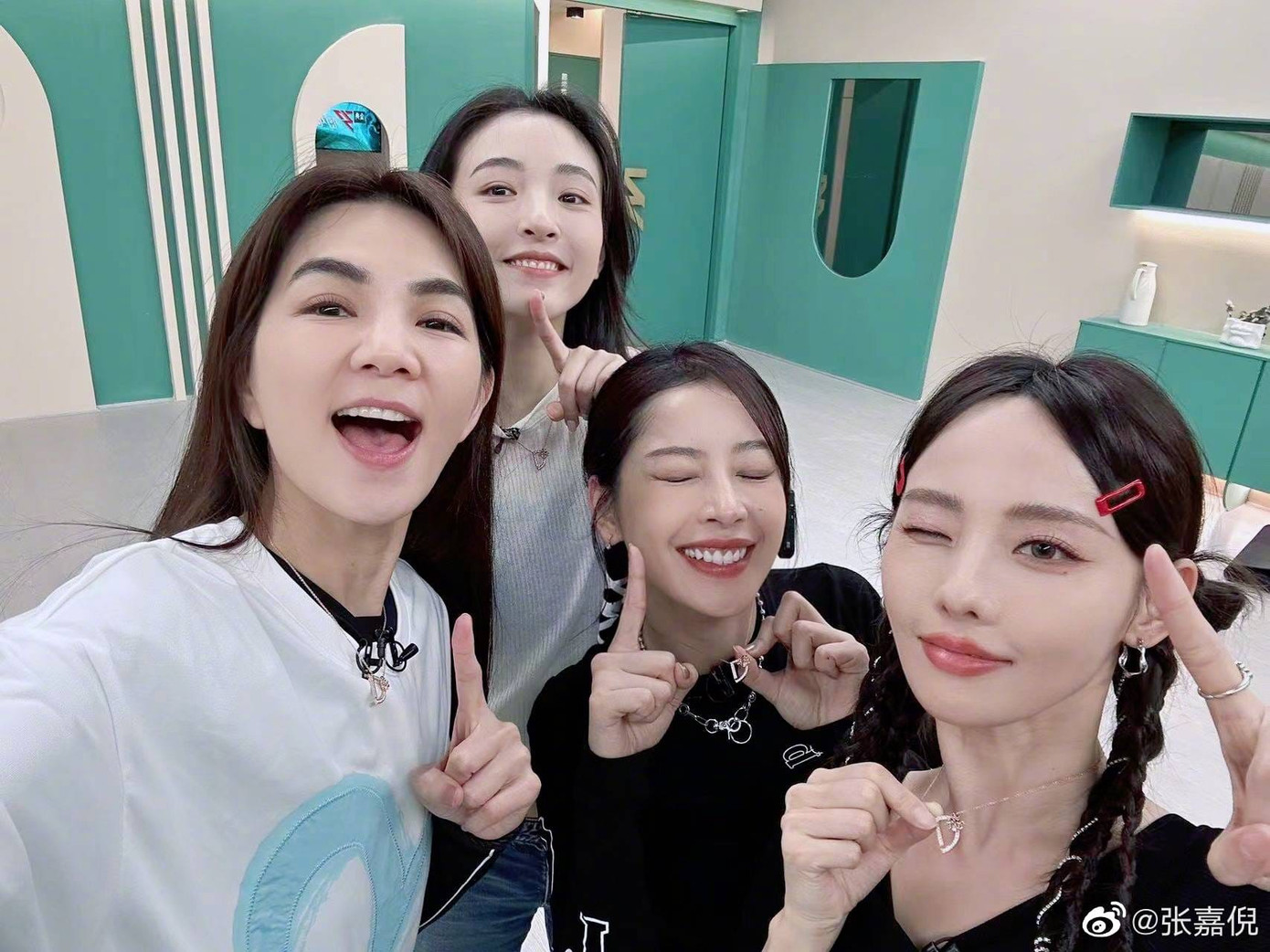 Trương Gia Nghê tặng quà cho cả đội. Trương Gia Nghê tặng quà cho cả đội.