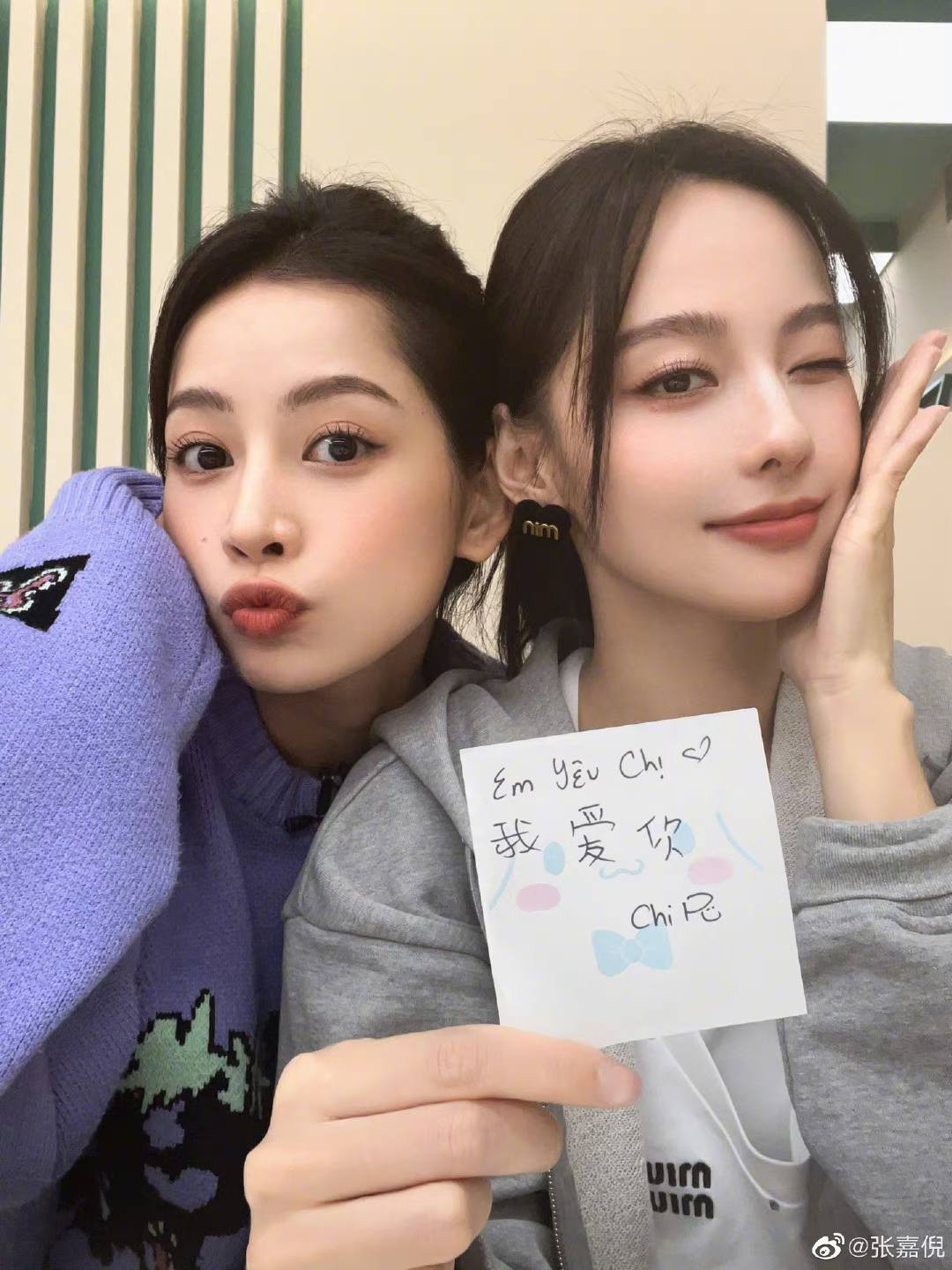 Cô tặng Chi Pu chiếc vòng nạm ngọc lục bảo. Cô tặng Chi Pu chiếc vòng nạm ngọc lục bảo.