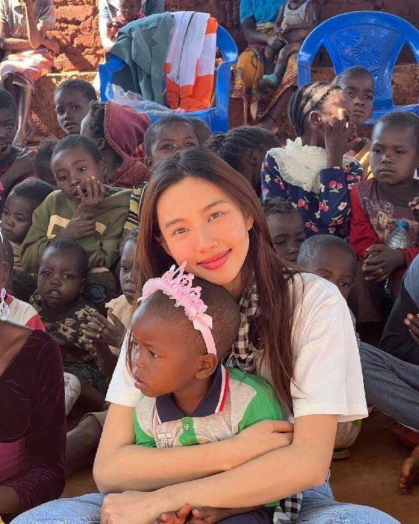 Nàng hậu ghi điểm mạnh mẽ vì tính cách thân thiện nhiệt tình