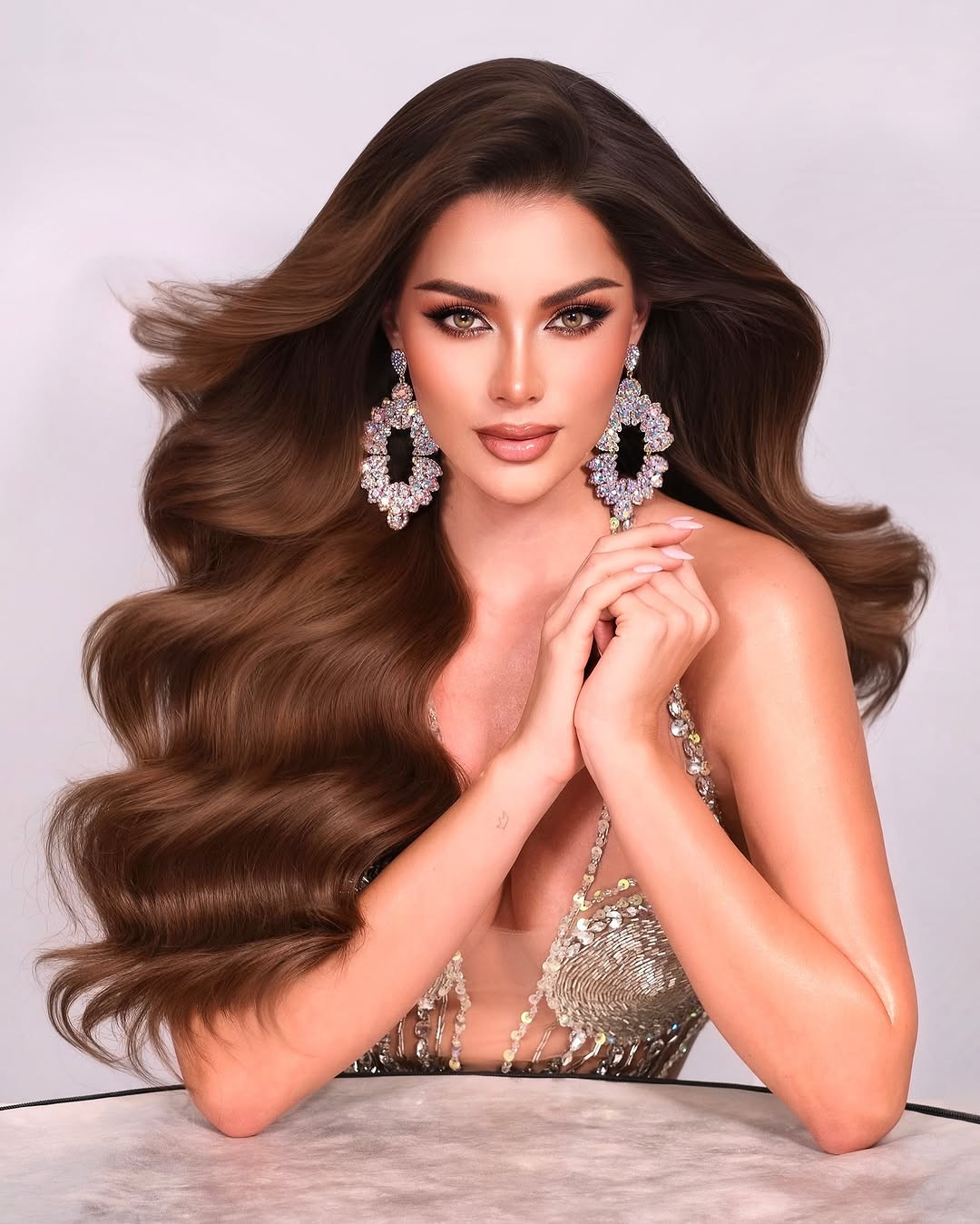 Khán giả đoán cô từ bỏ danh hiệu để tham gia cuộc thi khác.