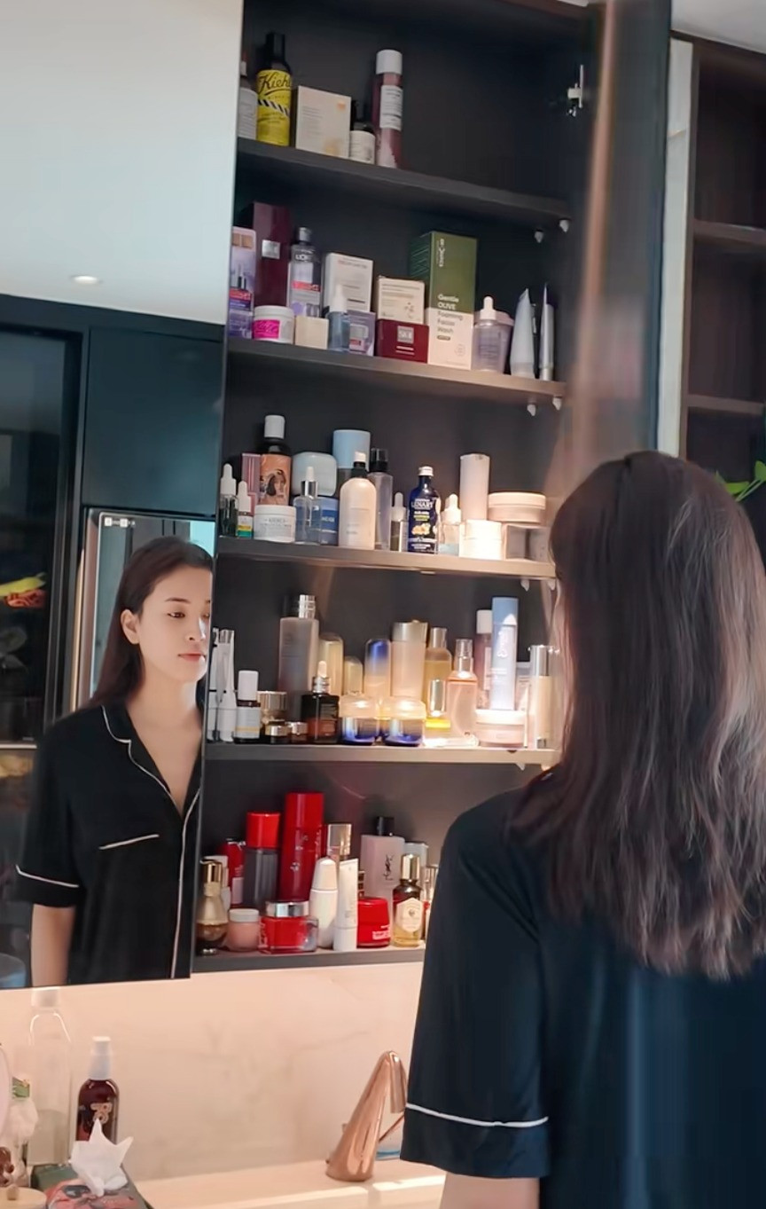 "Kho báu" của Tiểu Vy khiến nhiều cô gái ao ước.