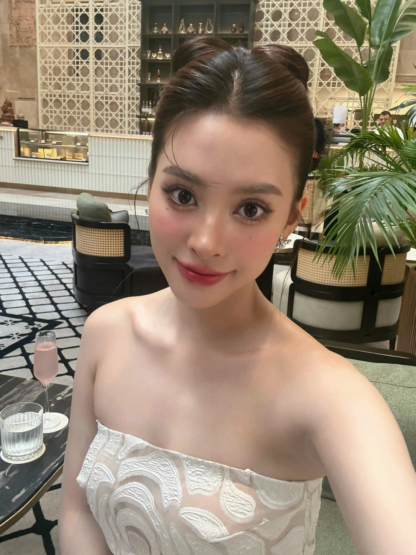 Tiểu Vy luôn được khen là nàng hậu có mặt mộc siêu đẹp.