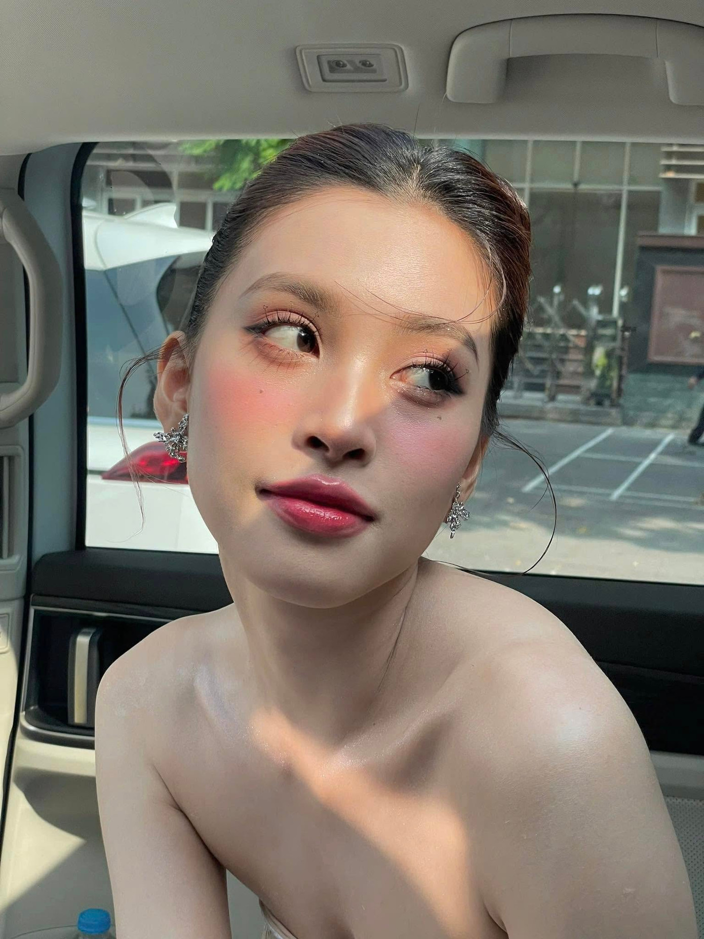 Nàng hậu chăm da rất kỹ nên có làn da mịn màng.