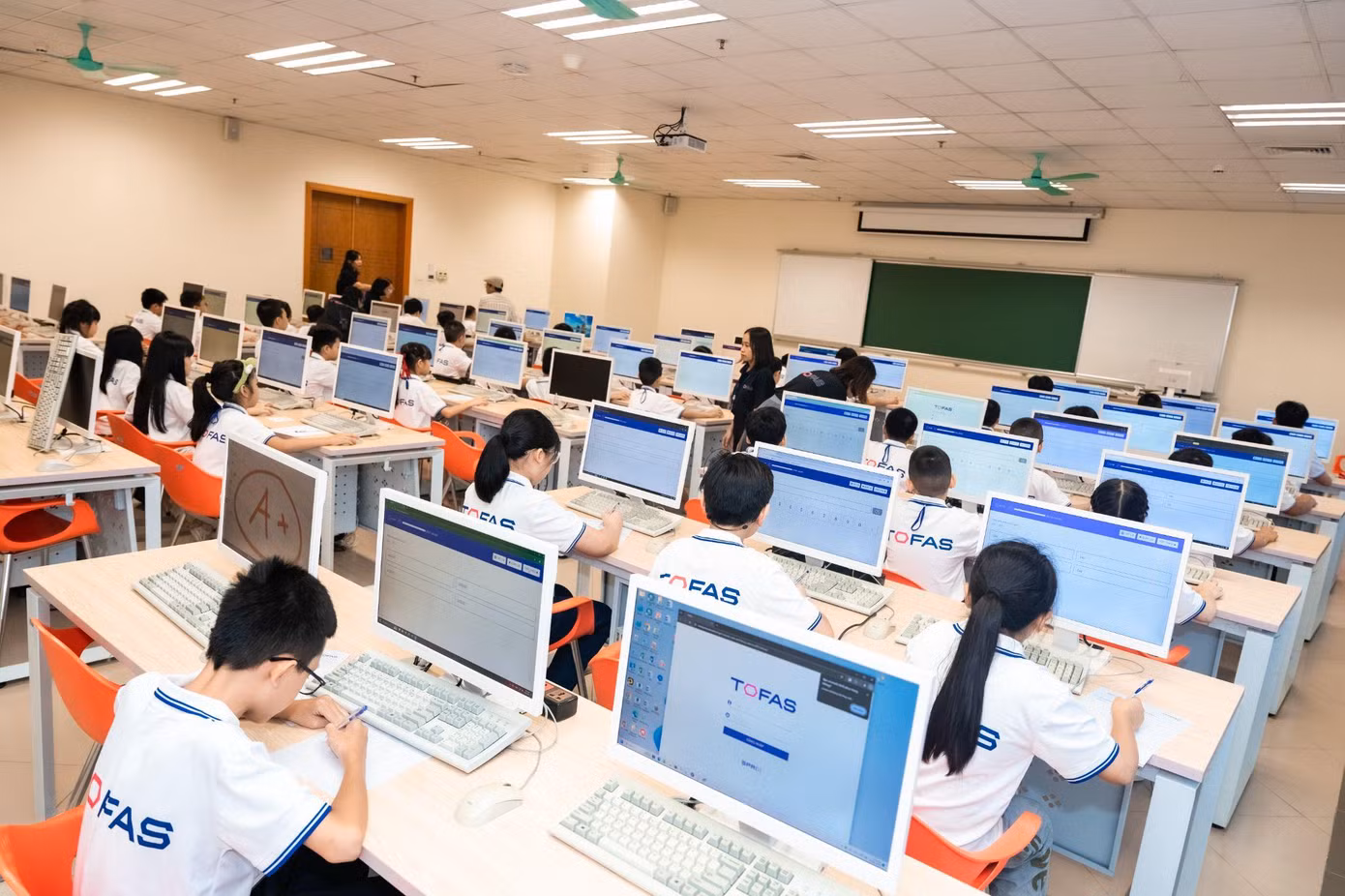 Các thí sinh đang làm bài đánh giá cho vòng chung kết của của “Chương trình đánh giá năng lực toán toàn cầu TOFAS”.