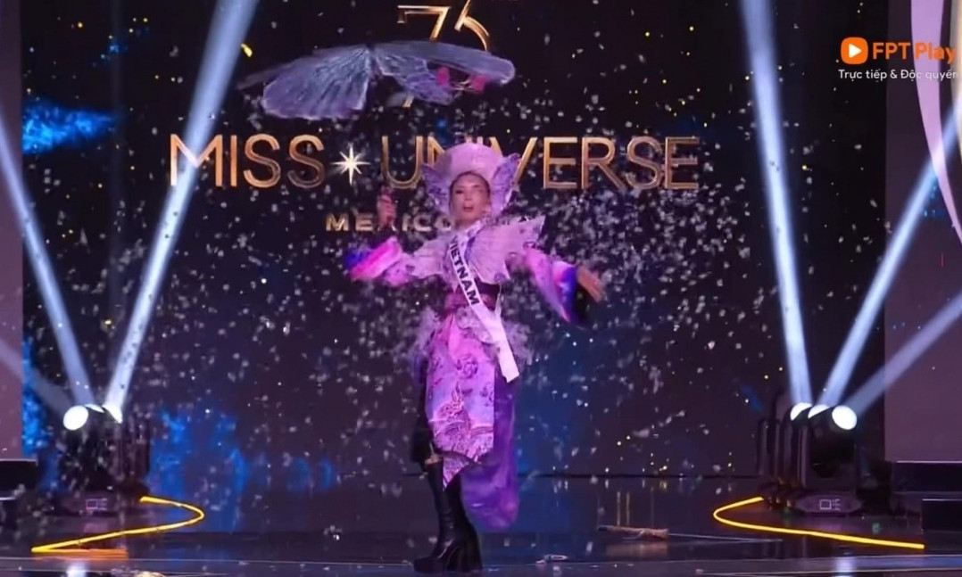 Vì thế mà cô bị cho là xả rác ra sân khấu. Vì thế mà cô bị cho là xả rác ra sân khấu.