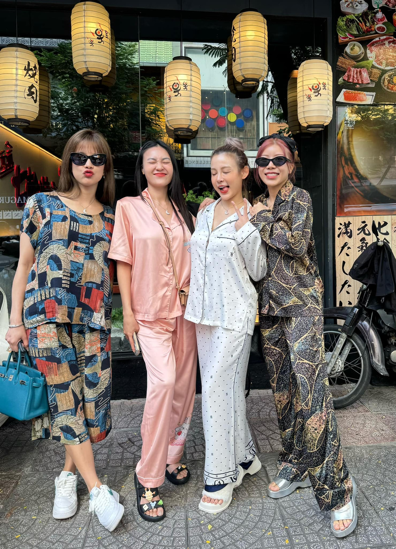 Thông báo đi du học nhưng thời gian qua Lan Ngọc liên tục có mặt ở Việt Nam. Thông báo đi du học nhưng thời gian qua Lan Ngọc liên tục có mặt ở Việt Nam.