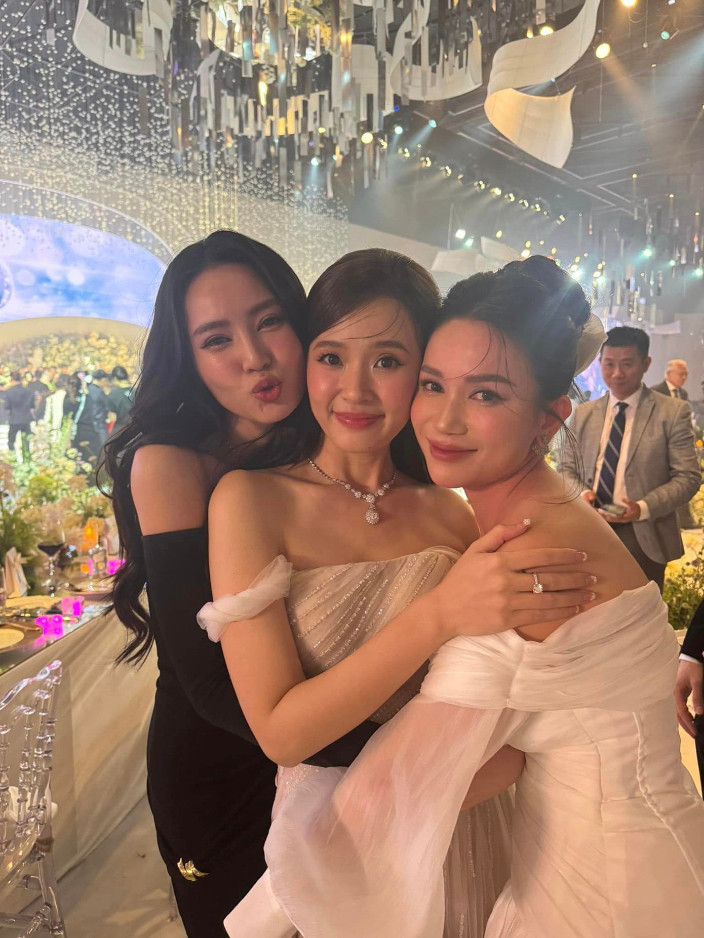 Thông báo đi du học nhưng thời gian qua Lan Ngọc liên tục có mặt ở Việt Nam. Thông báo đi du học nhưng thời gian qua Lan Ngọc liên tục có mặt ở Việt Nam.