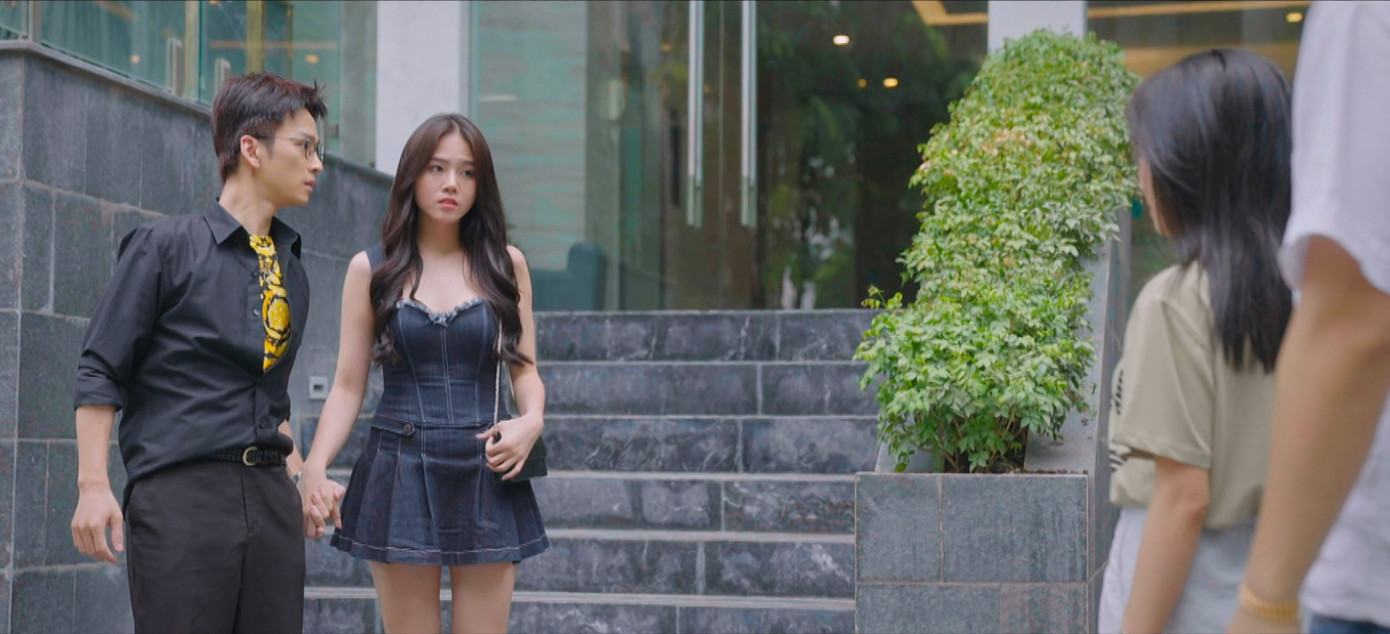 Dương bắt gặp Tùng đi với cô gái khác.