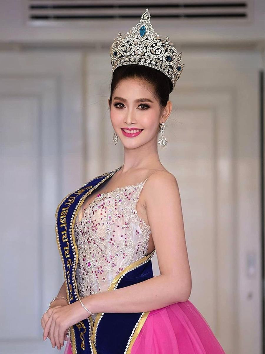 Đại diện của Thái Lan năm nay mới 23 tuổi. Đại diện của Thái Lan năm nay mới 23 tuổi.