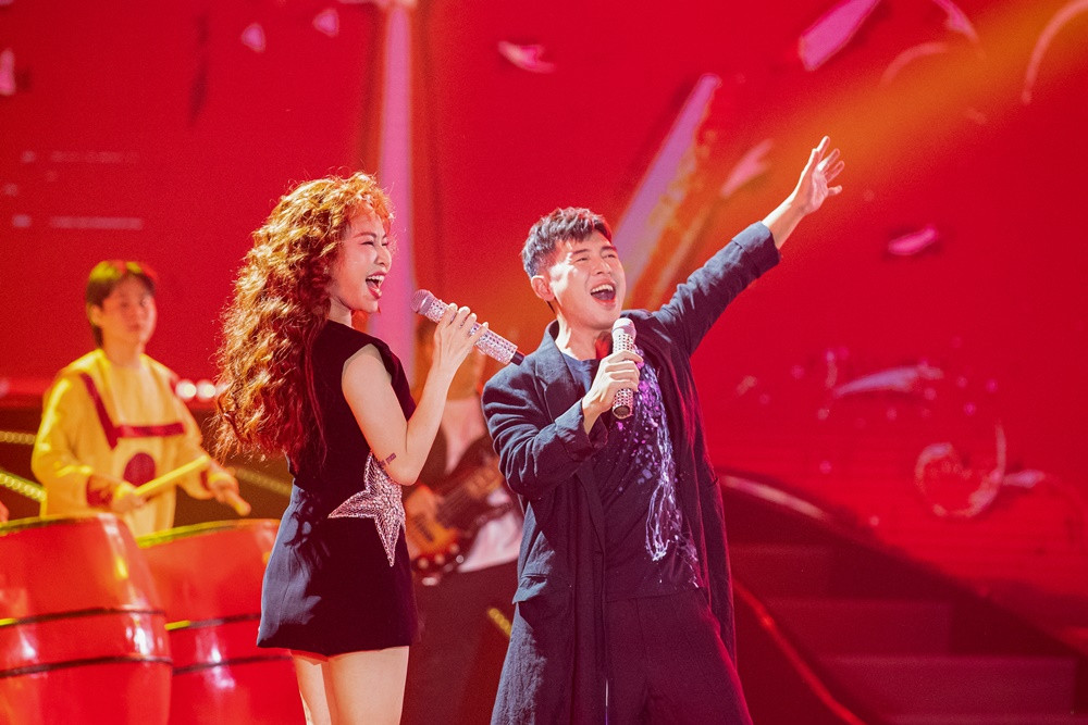 Rất nhiều màn kết hợp bất ngờ sẽ xuất hiện trong chương trình năm nay. Rất nhiều màn kết hợp bất ngờ sẽ xuất hiện trong chương trình năm nay.