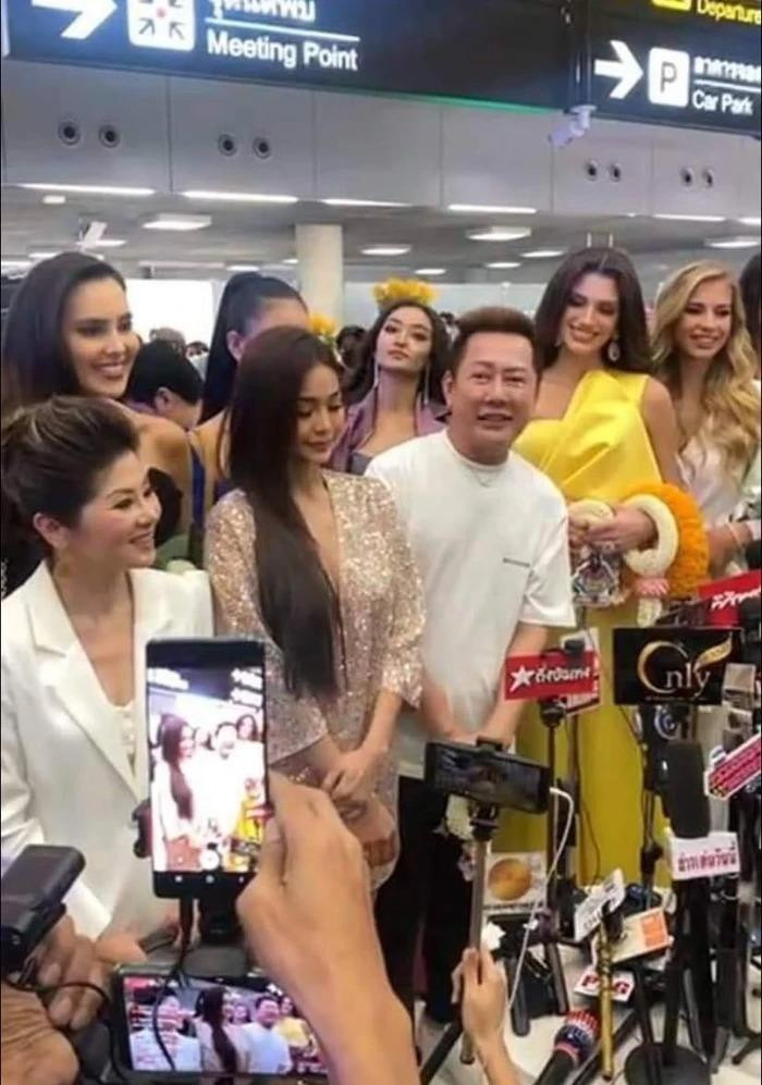 Engfa được ông Nawat ưu ái ra mặt khiến nhiều người ngỡ cô mới là Hoa hậu. Engfa được ông Nawat ưu ái ra mặt khiến nhiều người ngỡ cô mới là Hoa hậu.